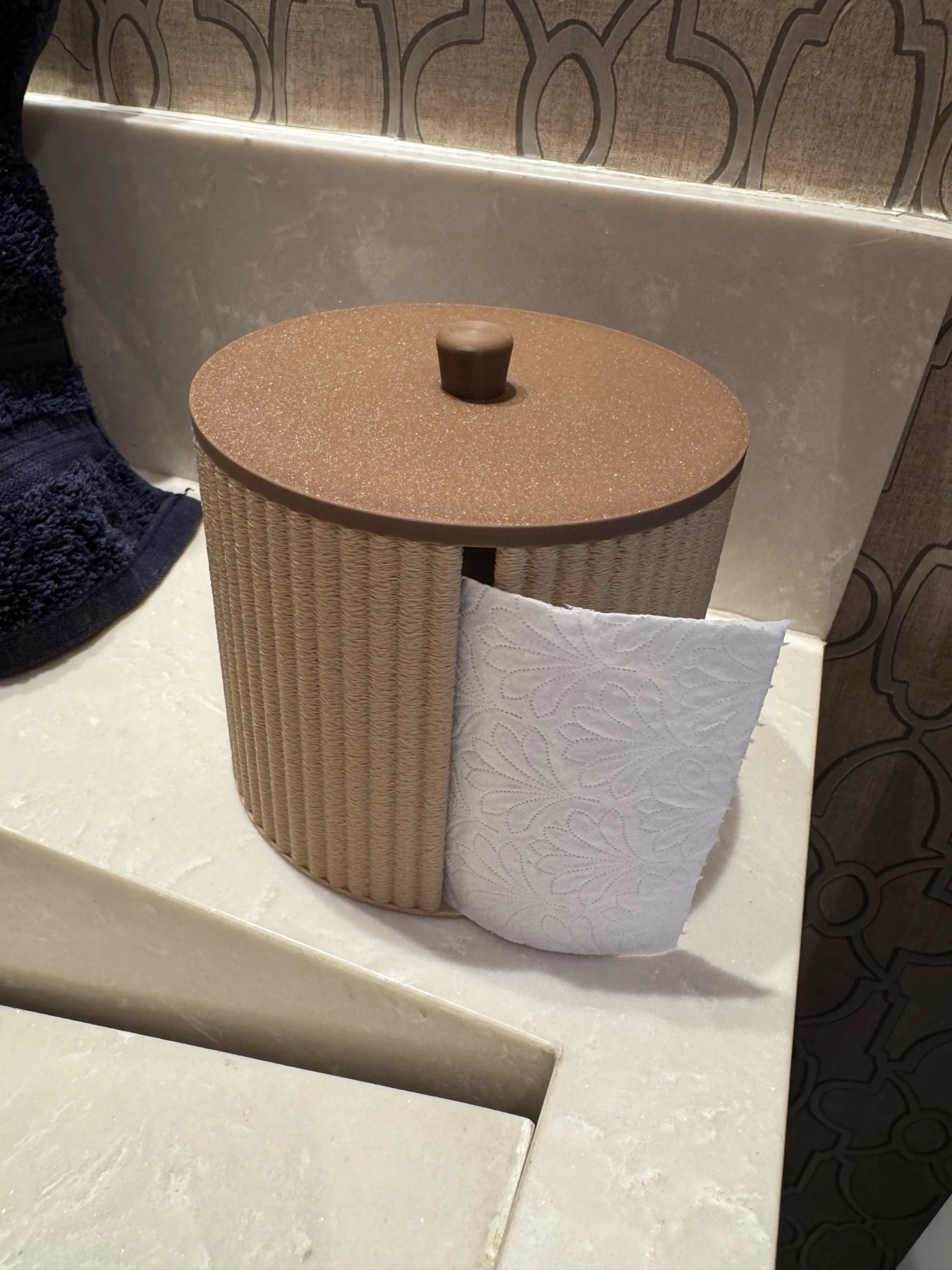 Porta-papel higiênico cilíndrico com textura estriada