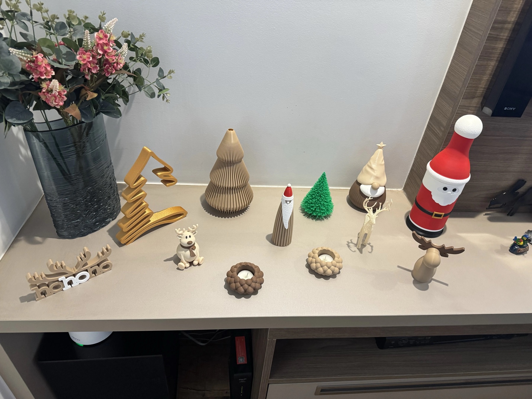 Coleção de peças impressas em 3D: árvores, enfeites e miniaturas sobre um aparador