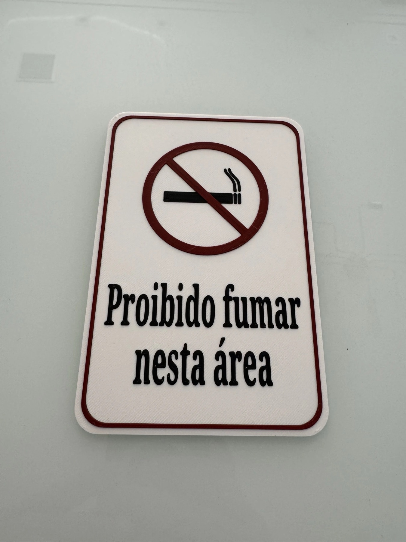 Placa de sinalização “Proibido fumar nesta área” impressa em 3D